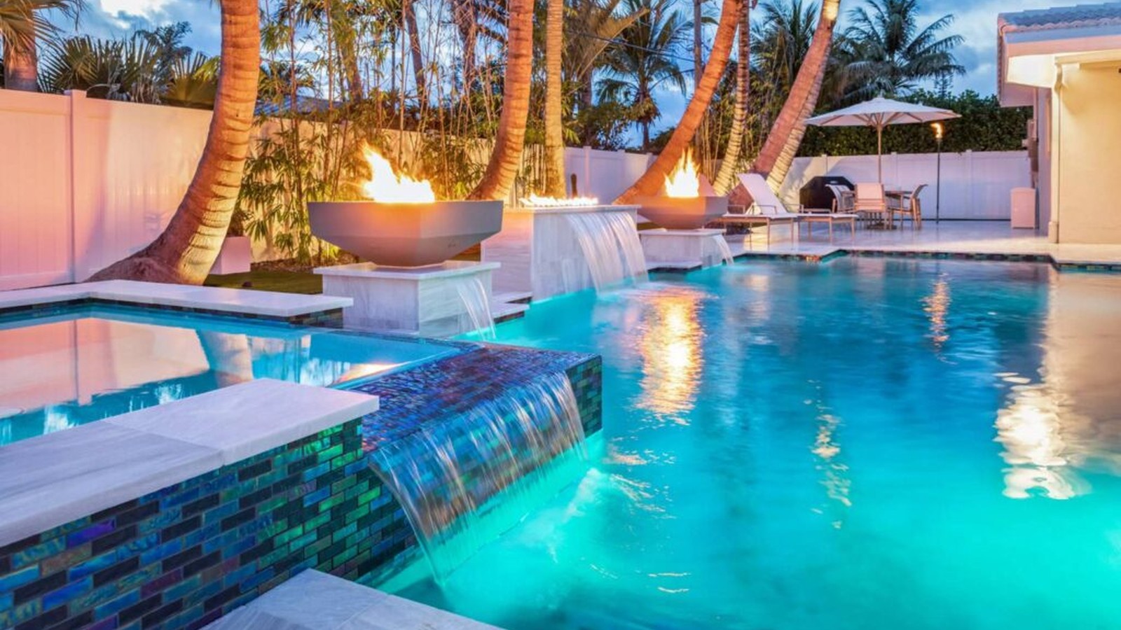 Luxury pool photo 1