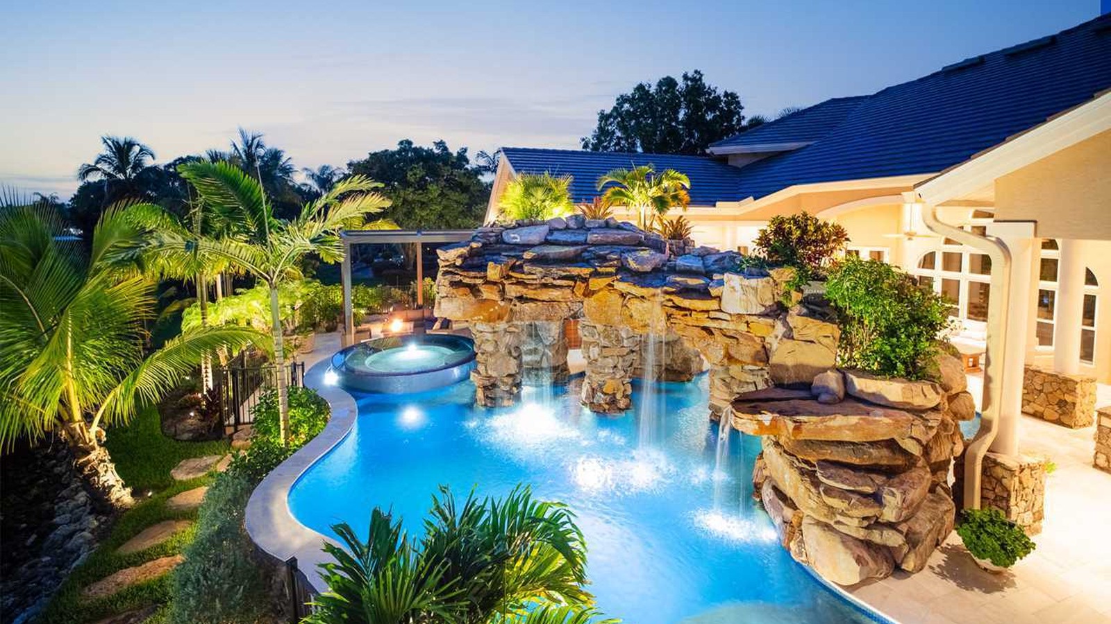 Luxury pool photo 7